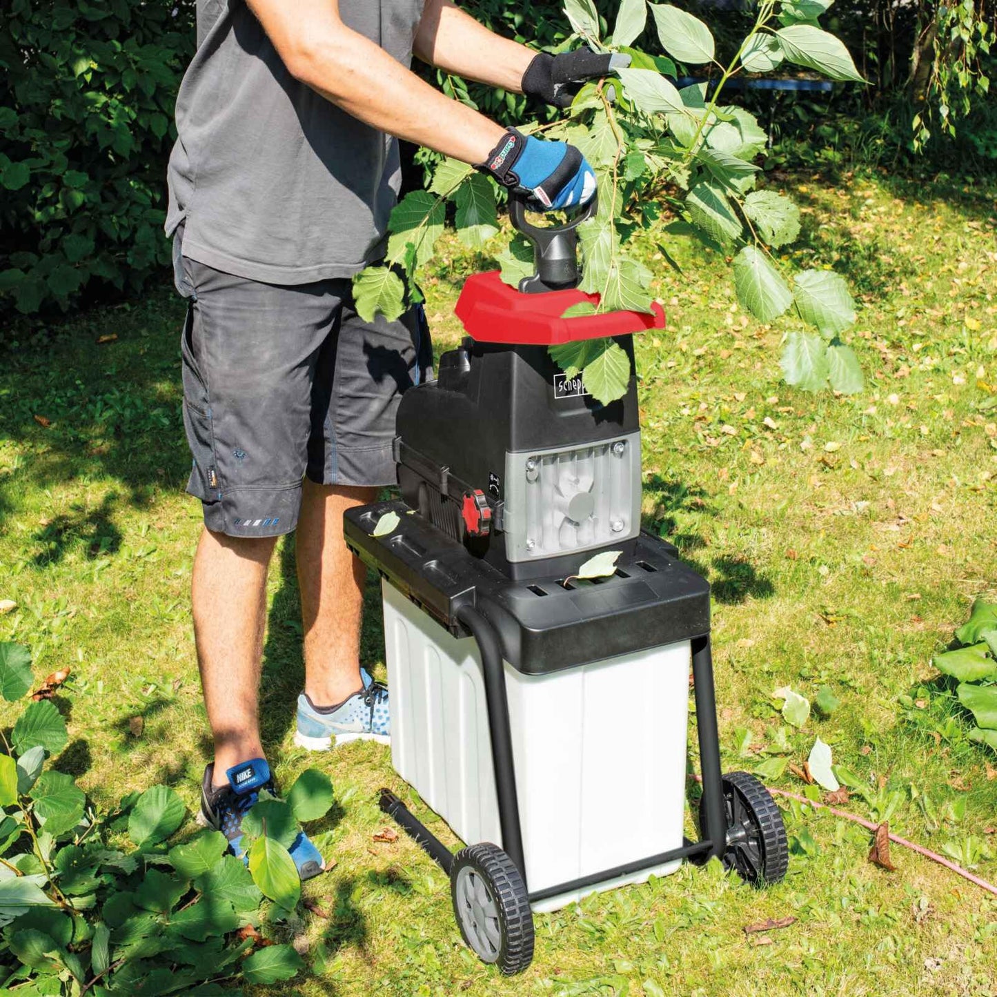 Scheppach GS60 Elektro Gartenhäcksler + Fahrvorrichtung - 2in1 Leisehäcksler | 2800W Leistung | Schnittstärke 45mm | 60L Fangbox | Selbsteinzug & Rücklauf | mit Nachstopfer, Handschuhe & Gartenschere
