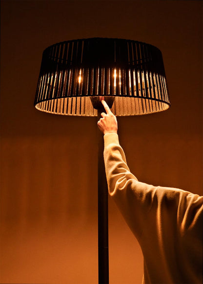 CREATE/PATIO HEATER/Halogen-Infrarot Heizstrahler für Terrassen, Garten und Außenbereiche / 2100W, Standheizstrahler, 3 Heizstufen 900-1200-2100W, Grau, Quarz-Heizelement, Umkippsicherung, IP44