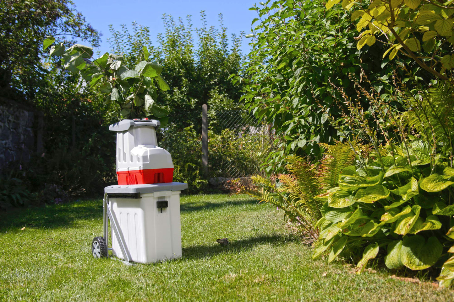 IKRA 81002880 Elektro Gartenhäcksler Walzenhäcksler ILH 3000 A, leise robust wartungsarm, Starke 3.000 Watt, Aststärke bis 44mm, 230 V